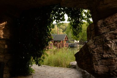 Göletin üzerine park et.