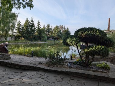 Göletin üzerine park et.