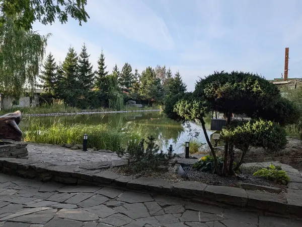 Göletin üzerine park et.