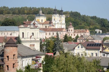 Eski şehrin tarihi kısmı. Eski kasaba, merkez cadde. Dönüşüm Katedrali. St. Stanislaus Katolik Kilisesi..