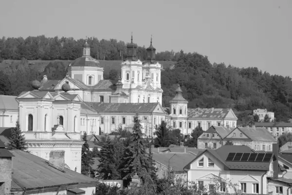 Eski şehrin tarihi kısmı. Eski kasaba, merkez cadde. Dönüşüm Katedrali. St. Stanislaus Katolik Kilisesi..