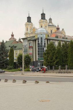 Eski şehrin tarihi kısmı. Eski kasaba, merkez cadde. Dönüşüm Katedrali..