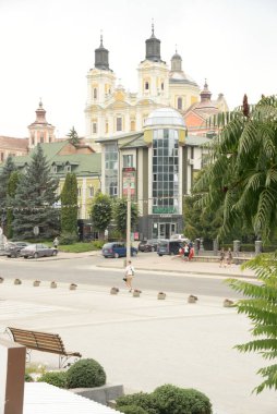 Eski şehrin tarihi kısmı. Eski kasaba, merkez cadde. Dönüşüm Katedrali..