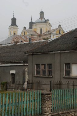 Eski şehrin tarihi kısmı. Eski kasaba, merkez cadde. Dönüşüm Katedrali..