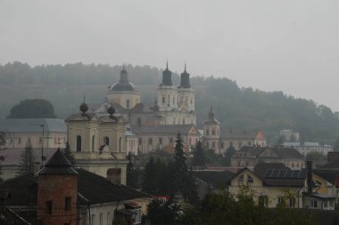 Eski şehrin tarihi kısmı. Eski kasaba, merkez cadde. Dönüşüm Katedrali. St. Stanislaus Katolik Kilisesi..