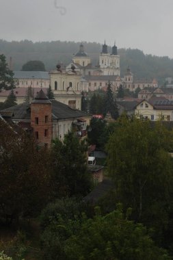 Eski şehrin tarihi kısmı. Eski kasaba, merkez cadde. Dönüşüm Katedrali. St. Stanislaus Katolik Kilisesi..