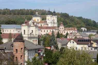 Eski şehrin tarihi kısmı. Eski kasaba, merkez cadde. Dönüşüm Katedrali. St. Stanislaus Katolik Kilisesi..