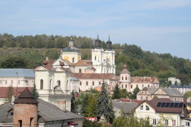 Eski şehrin tarihi kısmı. Eski kasaba, merkez cadde. Dönüşüm Katedrali. St. Stanislaus Katolik Kilisesi..