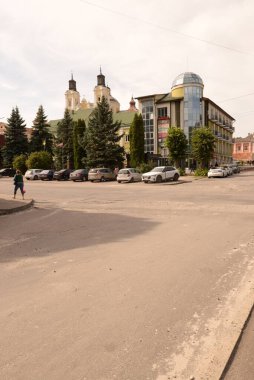 Eski şehrin tarihi kısmı. Eski kasaba, merkez cadde. Dönüşüm Katedrali.. 