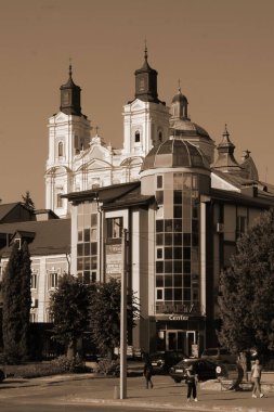 Eski şehrin tarihi kısmı. Eski kasaba, merkez cadde. Dönüşüm Katedrali..