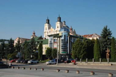 Eski şehrin tarihi kısmı. Eski kasaba, merkez cadde. Dönüşüm Katedrali..