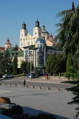 Eski şehrin tarihi kısmı. Eski kasaba, merkez cadde. Dönüşüm Katedrali..