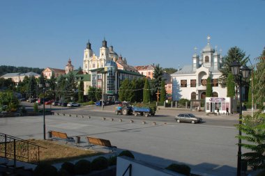 Eski şehrin tarihi kısmı. Eski kasaba, merkez cadde. Dönüşüm Katedrali..
