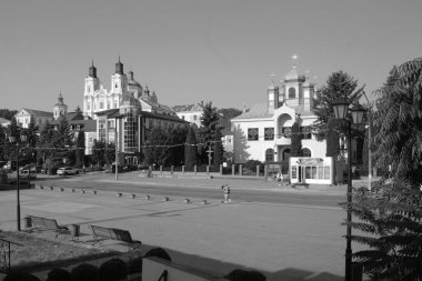 Eski şehrin tarihi kısmı. Eski kasaba, merkez cadde. Dönüşüm Katedrali..