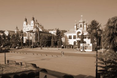 Eski şehrin tarihi kısmı. Eski kasaba, merkez cadde. Dönüşüm Katedrali..