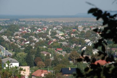  Ukrayna köyündeki ahşap ev. Ormanın kıyısındaki köy.