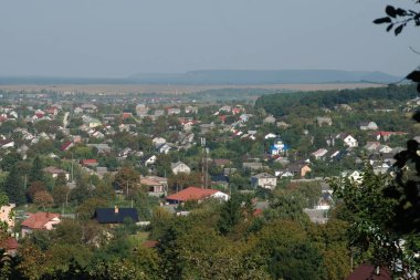  Ukrayna köyündeki ahşap ev. Ormanın kıyısındaki köy.