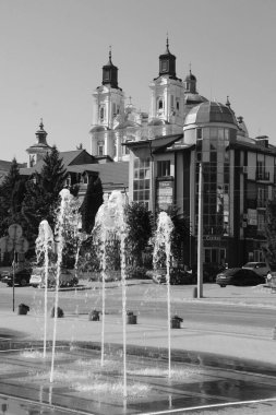 Eski şehrin tarihi kısmı. Eski kasaba, merkez cadde. Dönüşüm Katedrali..