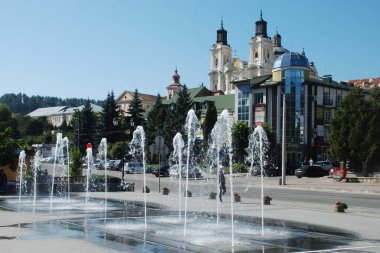 Eski şehrin tarihi kısmı. Eski kasaba, merkez cadde. Dönüşüm Katedrali..