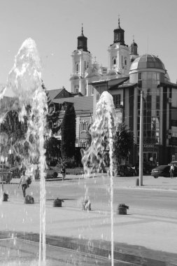 Eski şehrin tarihi kısmı. Eski kasaba, merkez cadde. Dönüşüm Katedrali..