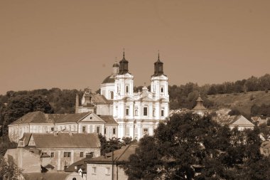 Eski şehrin tarihi kısmı. Eski kasaba, merkez cadde. Dönüşüm Katedrali..
