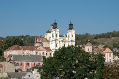 Eski şehrin tarihi kısmı. Eski kasaba, merkez cadde. Dönüşüm Katedrali..