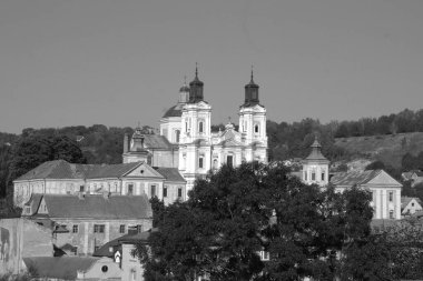 Eski şehrin tarihi kısmı. Eski kasaba, merkez cadde. Dönüşüm Katedrali..