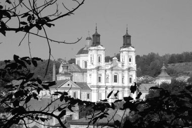 Eski şehrin tarihi kısmı. Eski kasaba, merkez cadde. Dönüşüm Katedrali..