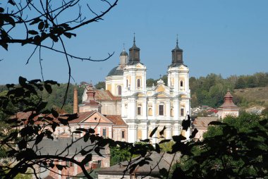 Eski şehrin tarihi kısmı. Eski kasaba, merkez cadde. Dönüşüm Katedrali..