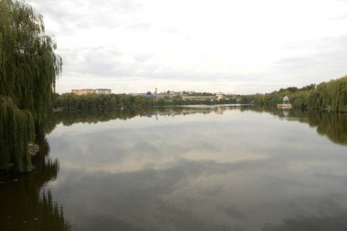 Gölün kıyısındaki şehir