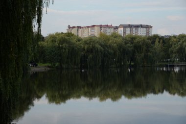 Gölün kıyısındaki şehir