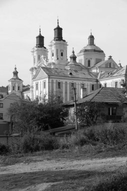 Eski şehrin tarihi kısmı. Eski kasaba, merkez cadde. Dönüşüm Katedrali..