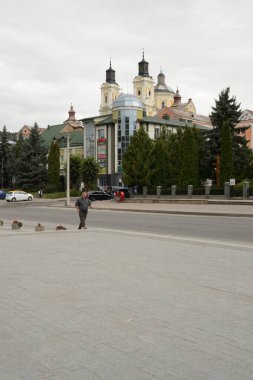 Eski şehrin tarihi kısmı. Eski kasaba, merkez cadde. Dönüşüm Katedrali.. 