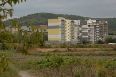 Eski şehrin kenar mahalleleri. Pencereden şehre olan manzara.