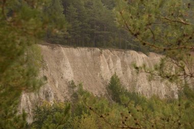 Eski, terk edilmiş bir tebeşir ocağı. Ormanda altın sonbahar, altın sonbahar, sonbahar ormanı.