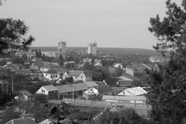 Eski şehrin kenar mahalleleri. Pencereden şehre olan manzara.