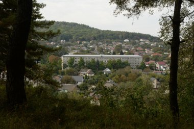 Eski şehrin kenar mahalleleri. Pencereden şehre olan manzara.