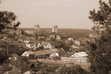 Eski şehrin kenar mahalleleri. Pencereden şehre olan manzara.