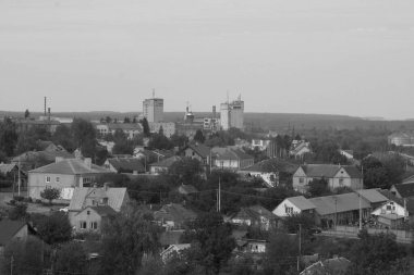 Eski şehrin kenar mahalleleri. Pencereden şehre olan manzara.