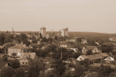 Eski şehrin kenar mahalleleri. Pencereden şehre olan manzara.