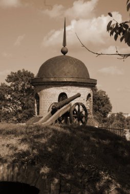 Eski kalenin kulesi. Dubno Kalesi savunma duvarları.