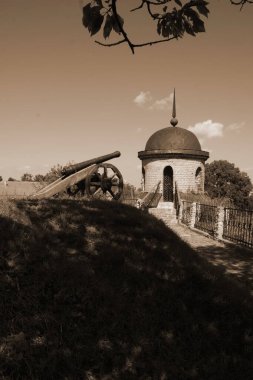 Eski kalenin kulesi. Dubno Kalesi savunma duvarları.
