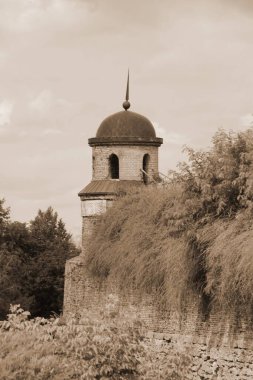 Eski kalenin kulesi. Dubno Kalesi savunma duvarları.