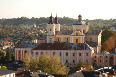 Eski şehrin tarihi kısmı. Eski kasaba, merkez cadde. Dönüşüm Katedrali..