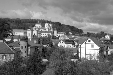 Eski şehrin tarihi kısmı. Eski kasaba, merkez cadde. Dönüşüm Katedrali. St. Stanislaus Katolik Kilisesi. Nicholas Katedrali (Fransisken Manastırı). Eski büyük kilise.