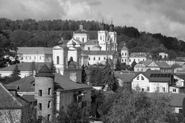 Eski şehrin tarihi kısmı. Eski kasaba, merkez cadde. Dönüşüm Katedrali. St. Stanislaus Katolik Kilisesi..