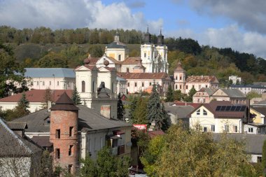 Eski şehrin tarihi kısmı. Eski kasaba, merkez cadde. Dönüşüm Katedrali. St. Stanislaus Katolik Kilisesi..