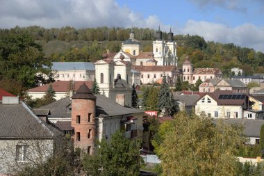 Eski şehrin tarihi kısmı. Eski kasaba, merkez cadde. Dönüşüm Katedrali. St. Stanislaus Katolik Kilisesi..