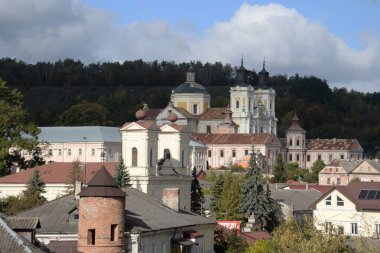 Eski şehrin tarihi kısmı. Eski kasaba, merkez cadde. Dönüşüm Katedrali. St. Stanislaus Katolik Kilisesi..