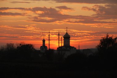 Cadde 'nin dışındaki kilise. Vaftizci Yahya Kilisesi. Akşam bulutlu gökyüzü..